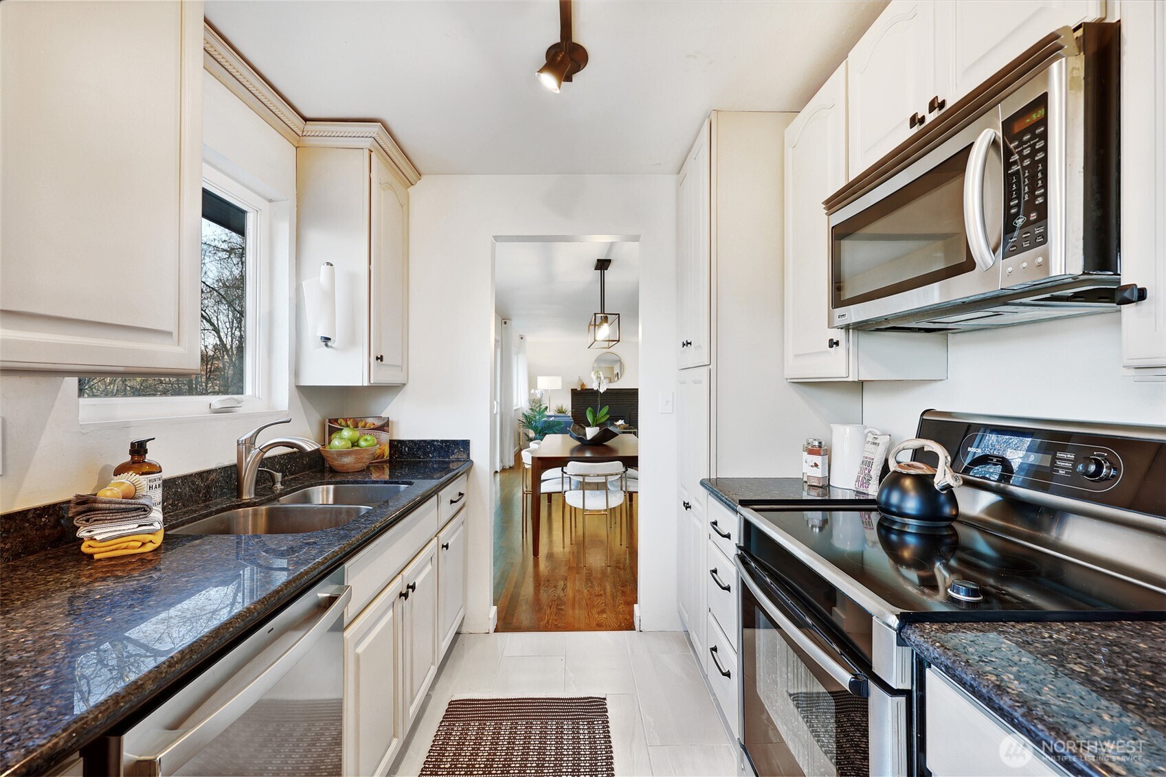 6346 26th Avenue Southwest Seattle, WA 98106 - Photo 10 of 28
