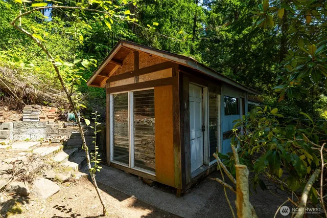 a view of house with backyard