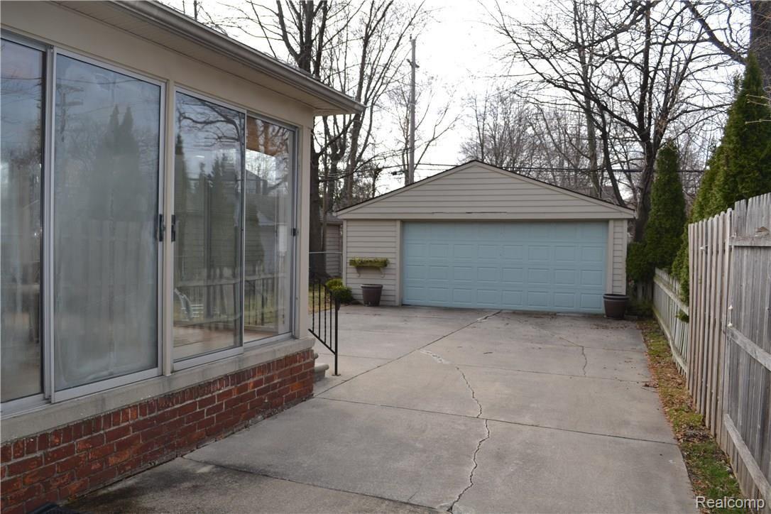 1641 Roslyn Road Grosse Pointe, MI 48236 - Photo 4 of 32 DSC_1183.JPG