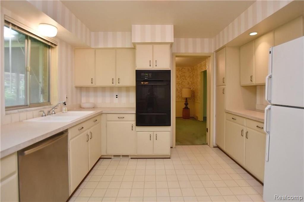 32635 Old Post Road Beverly Hills, MI 48025 - Photo 14 of 34
