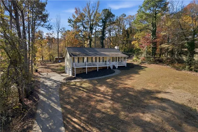 a view of a house with a yard