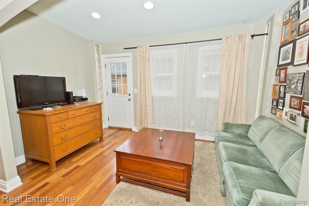 51 Cherokee Road Pontiac, MI 48341 - Photo 7 of 32 "sitting room"