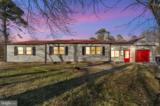 a view of a house with a backyard