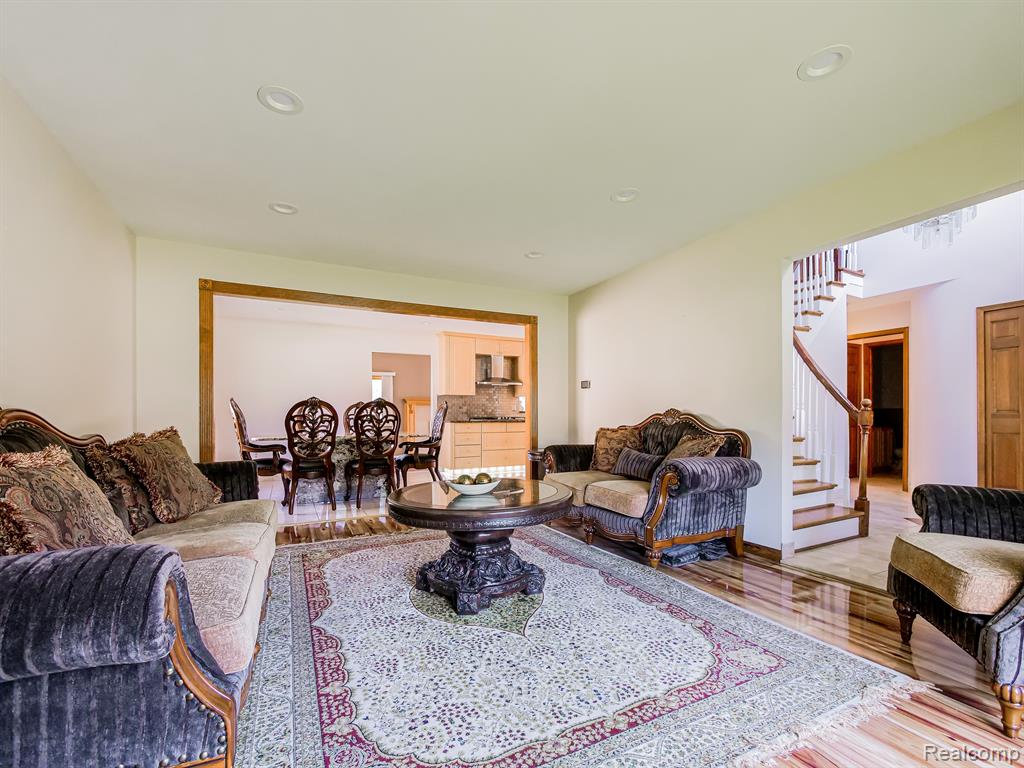 540 Buttercup Court Rochester Hills, MI 48307 - Photo 4 of 20