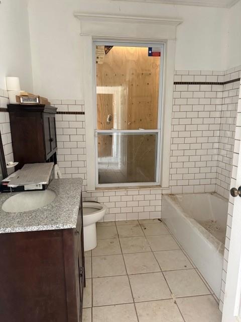 579 17th Street Southeast Paris, TX 75460 - Photo 3 of 22 a bathroom with a granite countertop sink a toilet and bathtub