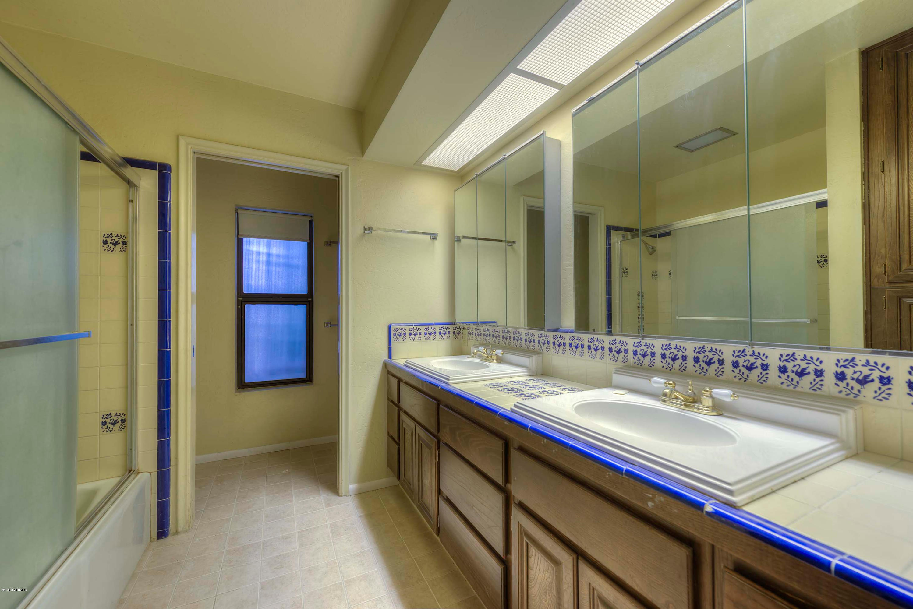 5353 East Rockridge Road Phoenix, AZ 85018 - Photo 19 of 24 017_Hall Bath
