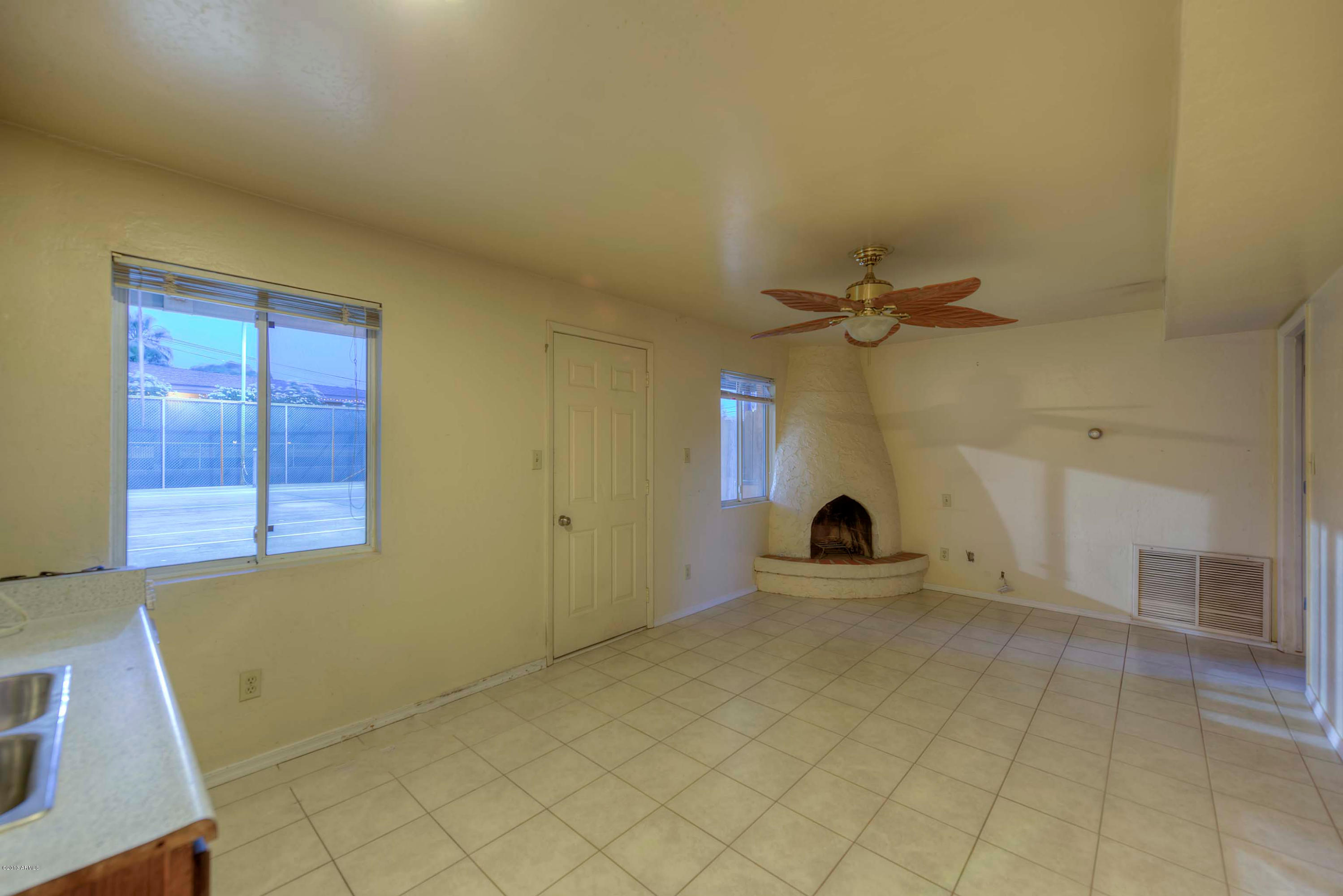 5353 East Rockridge Road Phoenix, AZ 85018 - Photo 22 of 24 020_Guest House Living Room