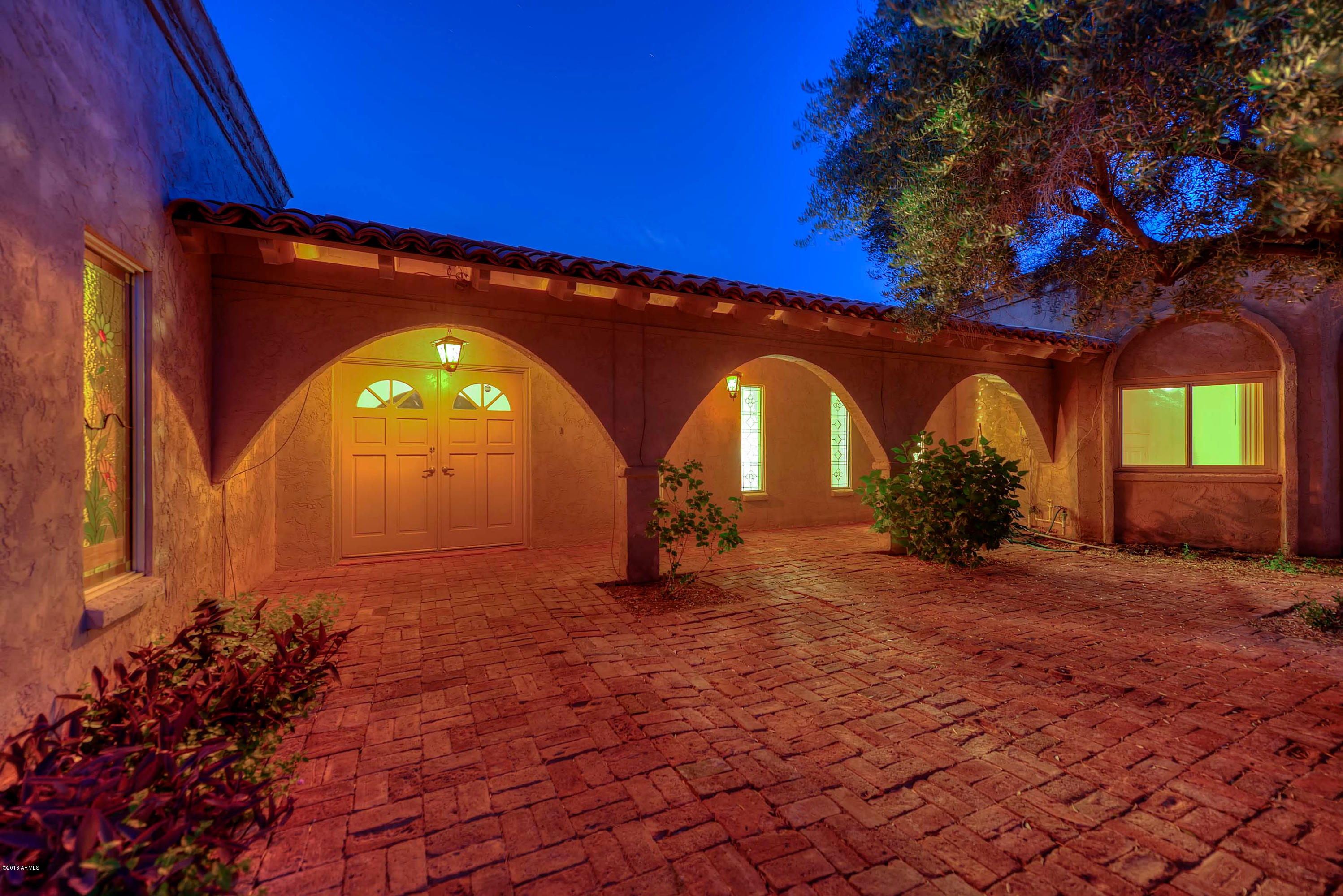 5353 East Rockridge Road Phoenix, AZ 85018 - Photo 4 of 24 004_Front Courtyard