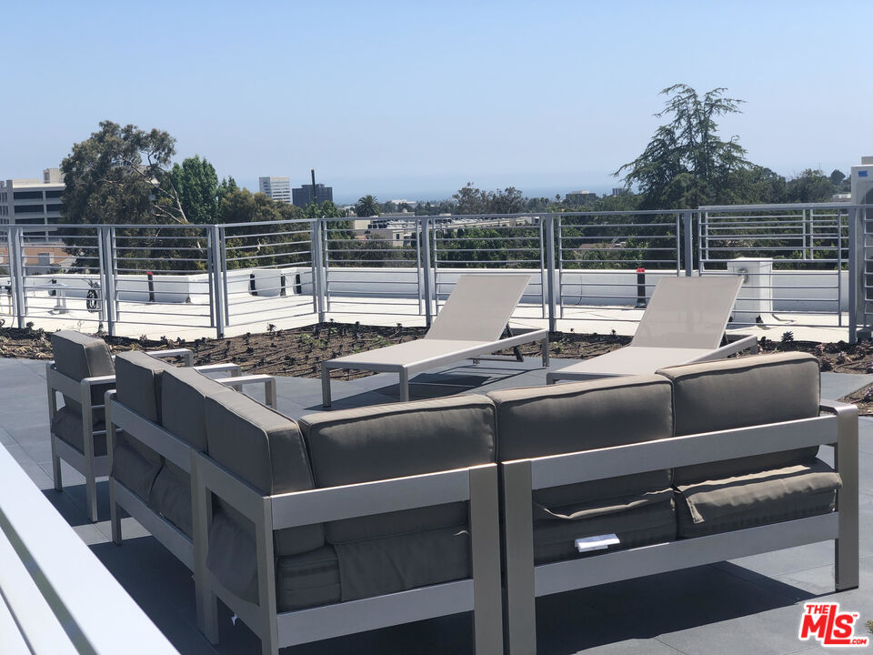 625 South Barrington Avenue, Unit 110 Los Angeles, CA 90049 - Photo 15 of 17