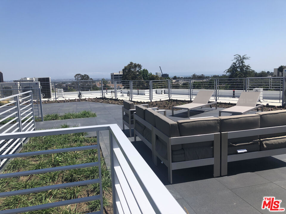 625 South Barrington Avenue, Unit 110 Los Angeles, CA 90049 - Photo 16 of 17 a view of a terrace