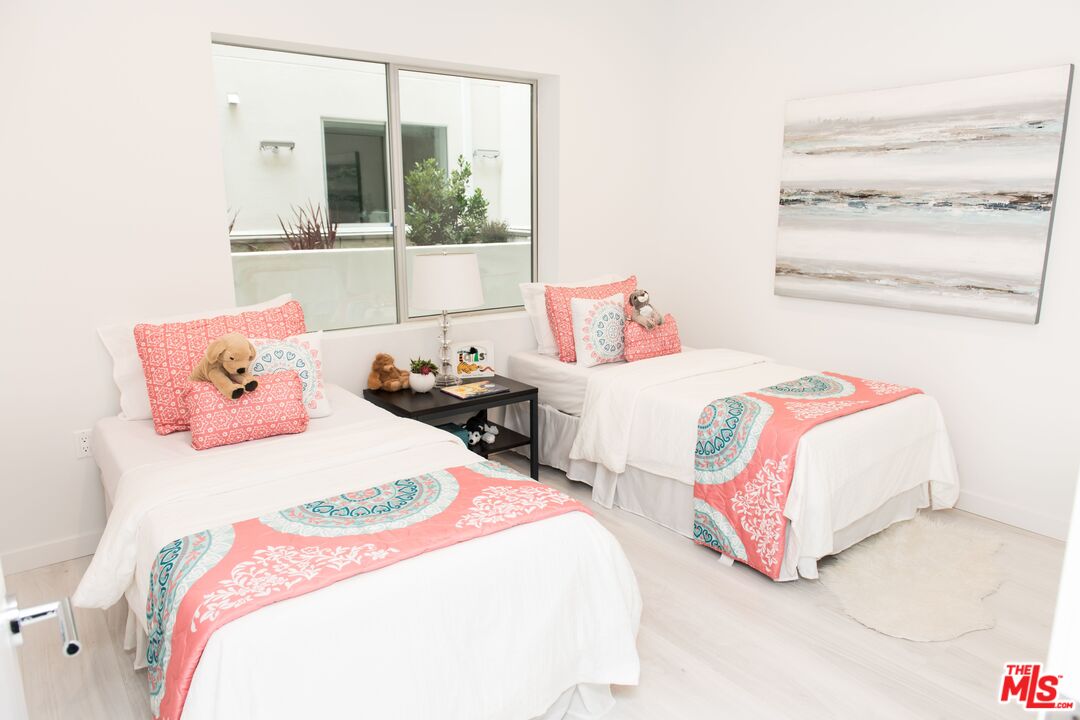 625 South Barrington Avenue, Unit 110 Los Angeles, CA 90049 - Photo 9 of 17 a bedroom with a bed and a window