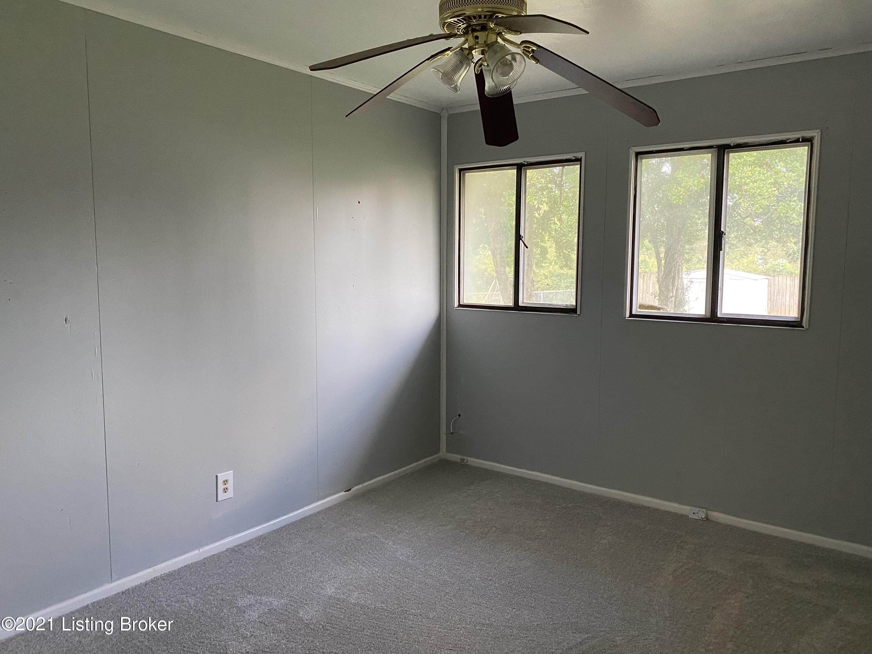 308 Redding Road Louisville, KY 40218 - Photo 12 of 16 01145702-497D-4E69-86E0-4FC5823BE303