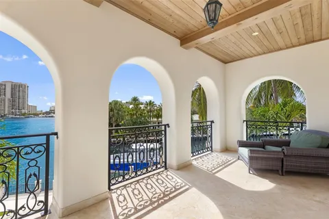 $30,000,000 | 2716 Aqua Vista Boulevard, Fort Lauderdale, FL 33301