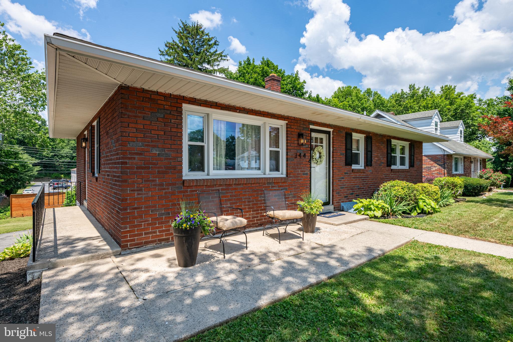 344 Pennwyn Place Reading, PA 19607 - Photo 4 of 33