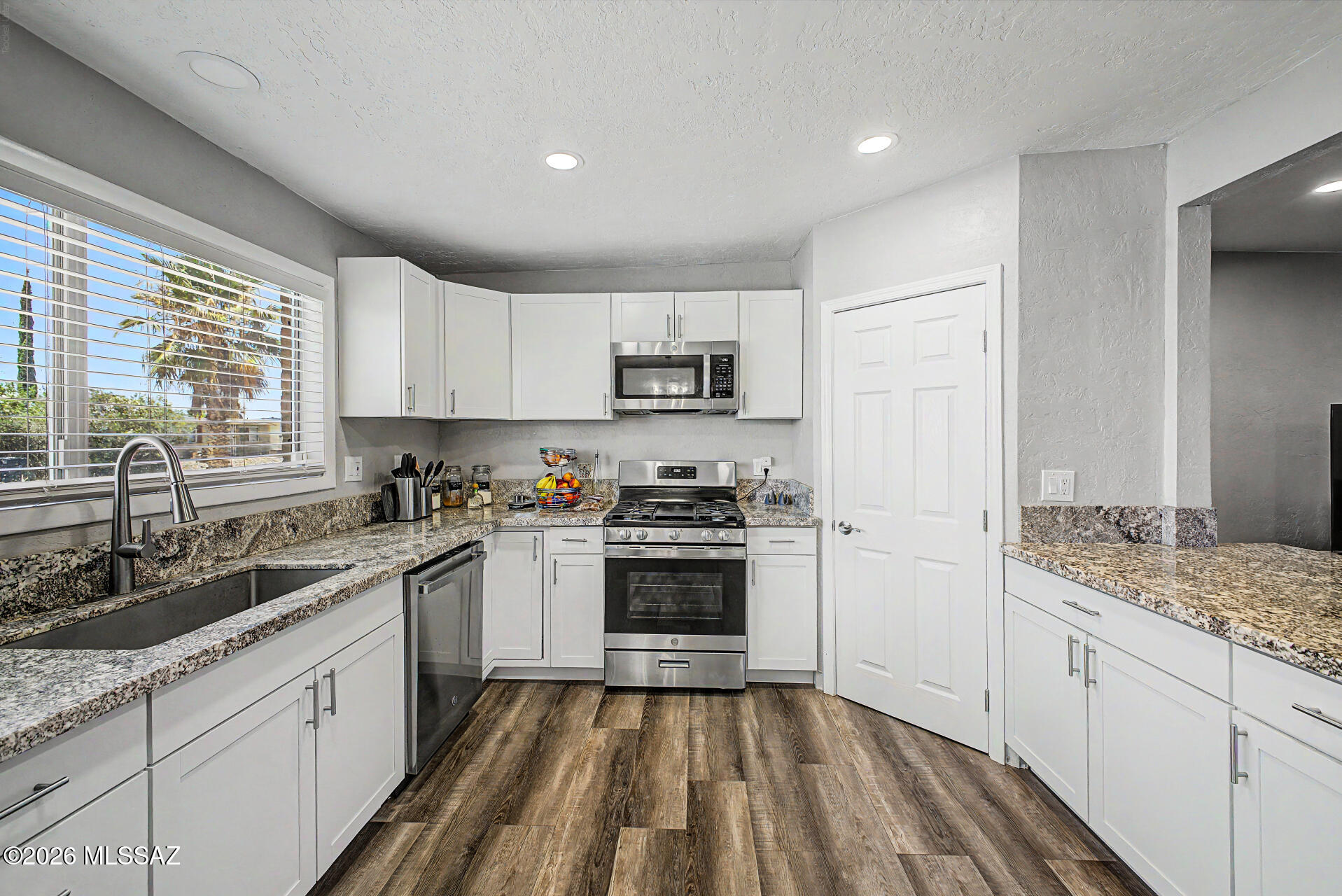 3249 South Serena Circle Tucson, AZ 85730 - Photo 12 of 27 Kitchen has long peninsula for extra dining space
