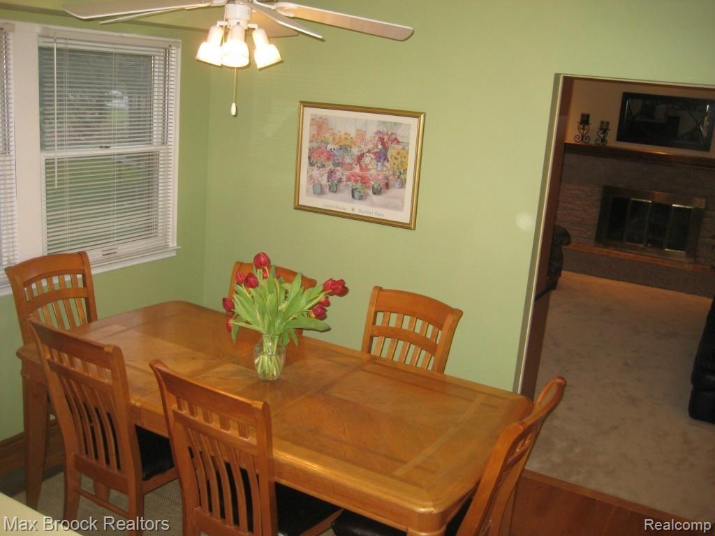 16 Shagbark Drive Rochester, MI 48309 - Photo 22 of 32 LARGE BREAKFAST NOOK