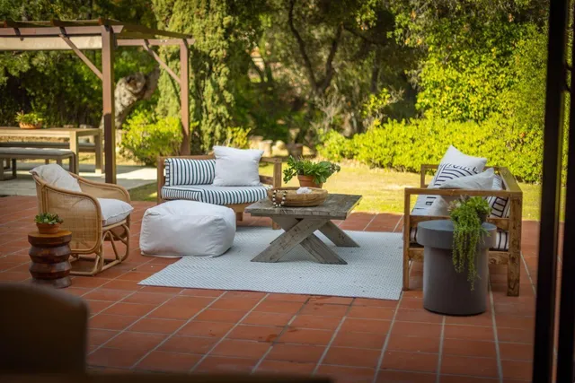 a view of yard with trees