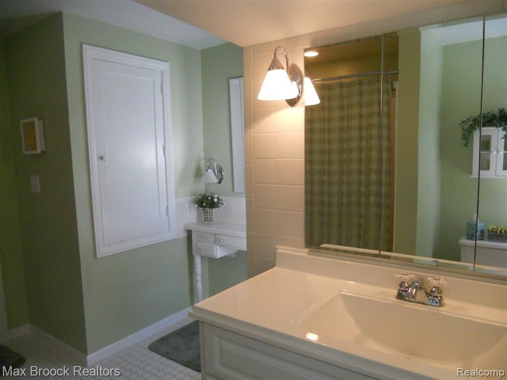 3875 Cumberland Road Berkley, MI 48072 - Photo 21 of 36 More Views of Bath