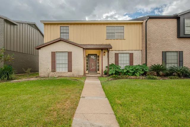 a view of a yard in front of a house