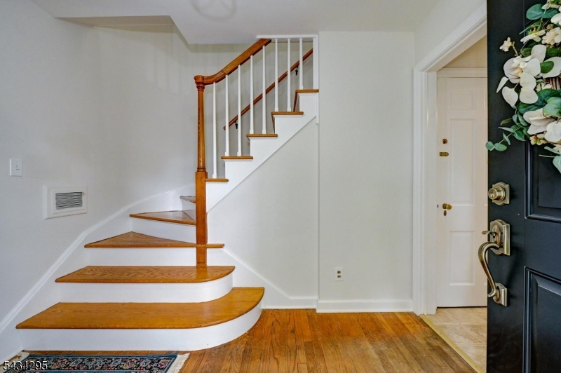 328 Plymouth Road Union, NJ 07083 - Photo 3 of 32