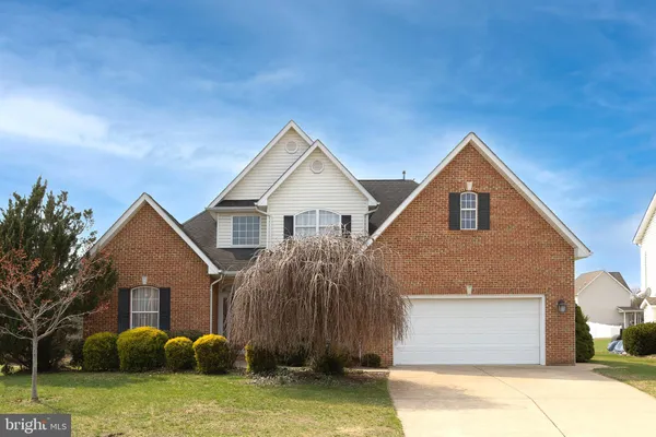 a view of house and yard with green space