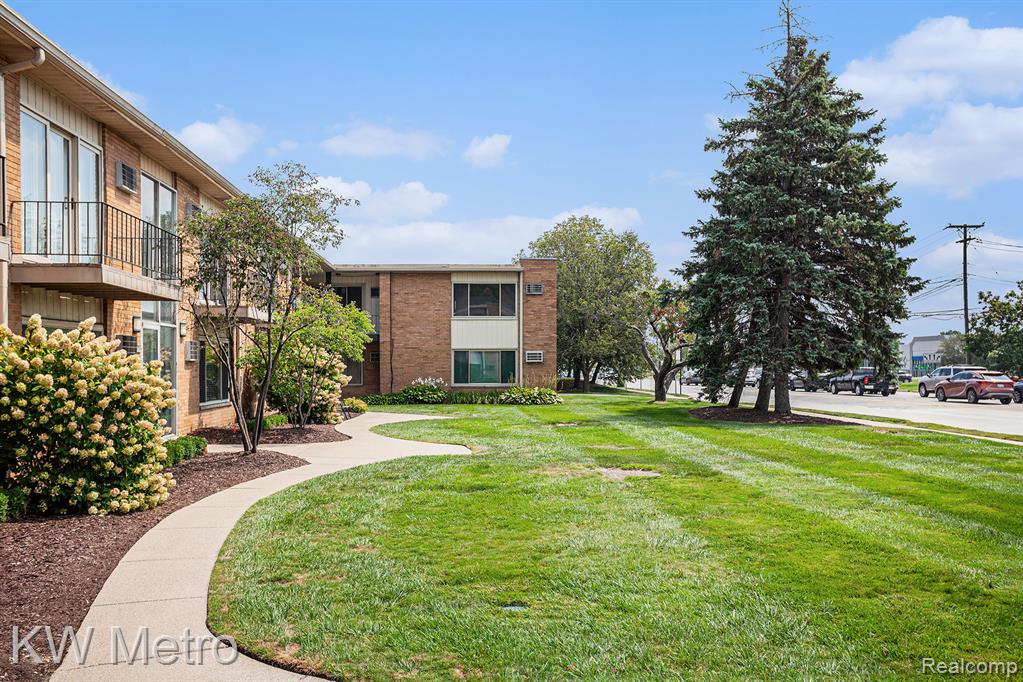2859 East Maple Road, Unit 3 Birmingham, MI 48009 - Photo 2 of 15