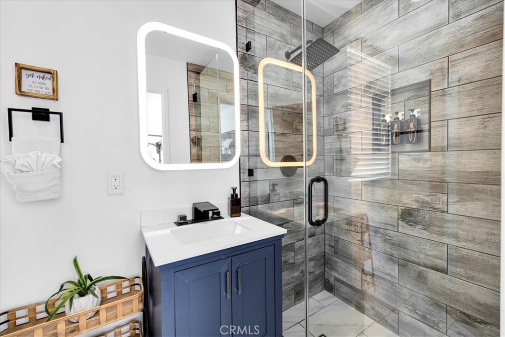 6816 Saddleback Road Joshua Tree, CA 92252 - Photo 23 of 71 a bathroom with a sink and a mirror