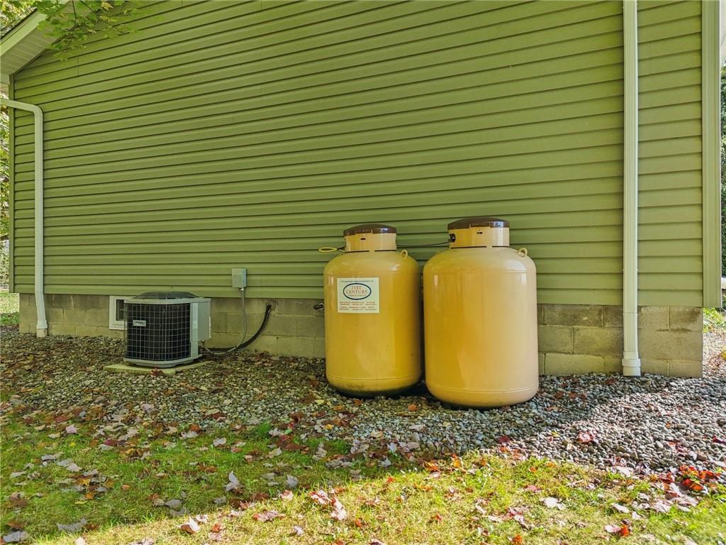 1188 East Lake Road Transfer, PA 16154 - Photo 25 of 32 a view of a outdoor area with wooden fence