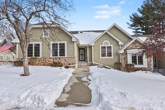 $450,000 | 215 Endfield Circle, Waukesha, WI 53186