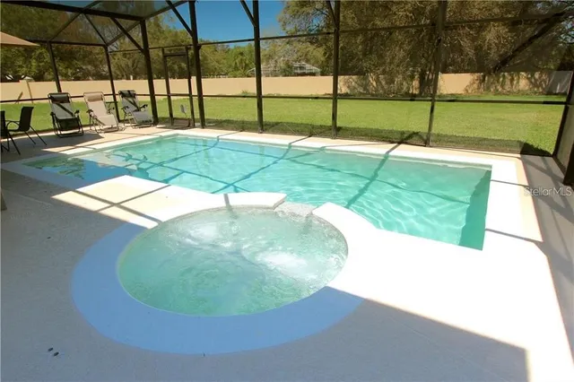 a view of a backyard