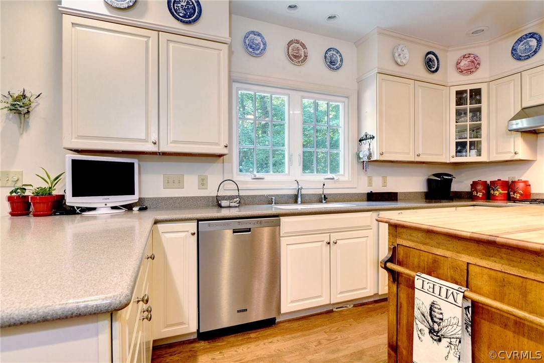 105 Mid Ocean Williamsburg, VA 23188 - Photo 11 of 36 a kitchen with cabinets appliances and a window