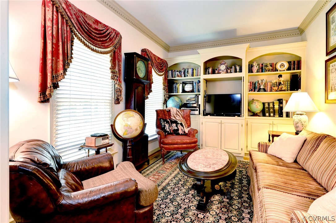105 Mid Ocean Williamsburg, VA 23188 - Photo 4 of 36 a living room with furniture flowerpot and a fireplace