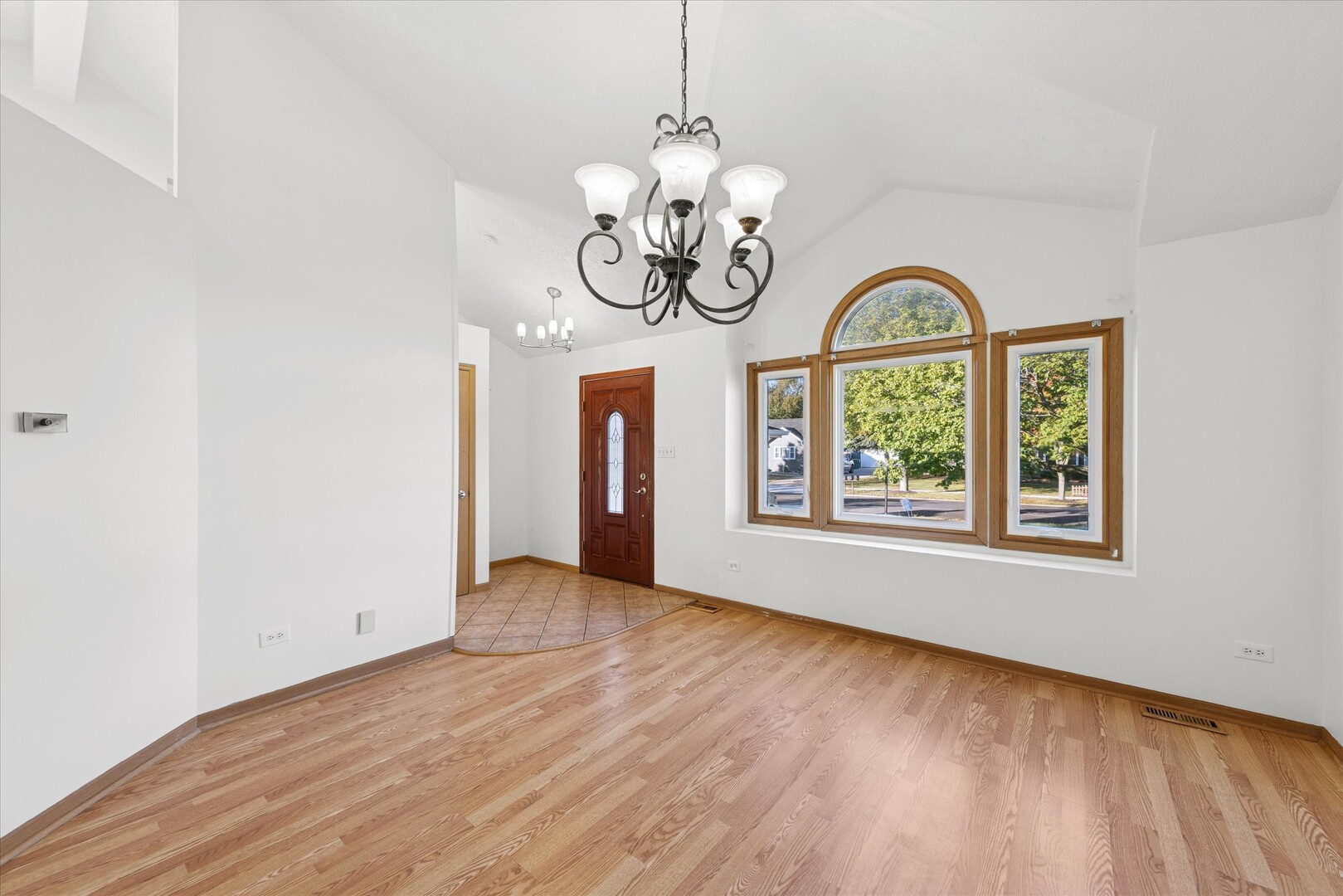 1424 Phoenix Lane Joliet, IL 60431 - Photo 4 of 34