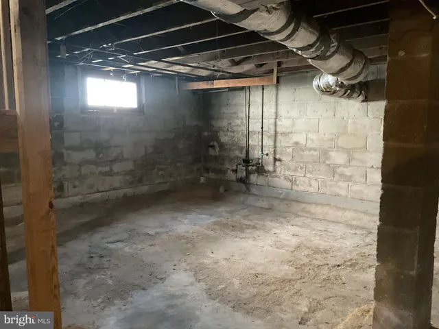 a view of room with shower