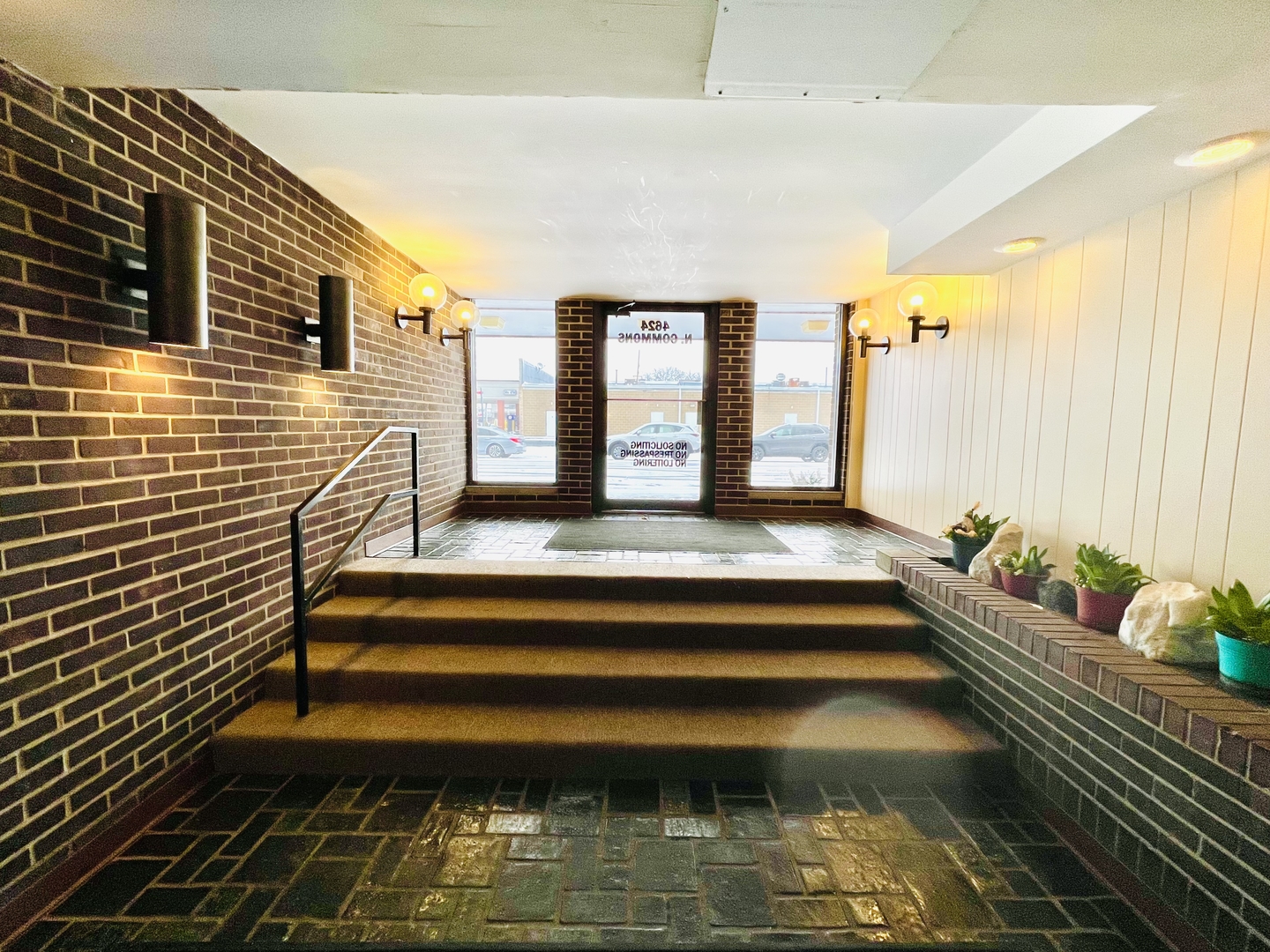 4624 North Commons Drive, Unit 307 Chicago, IL 60656 - Photo 3 of 18 a bathroom with a bathtub and window