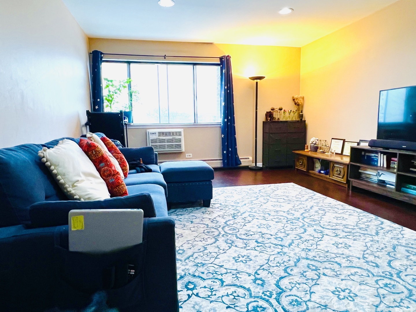 4624 North Commons Drive, Unit 307 Chicago, IL 60656 - Photo 5 of 18 a living room with furniture and a flat screen tv