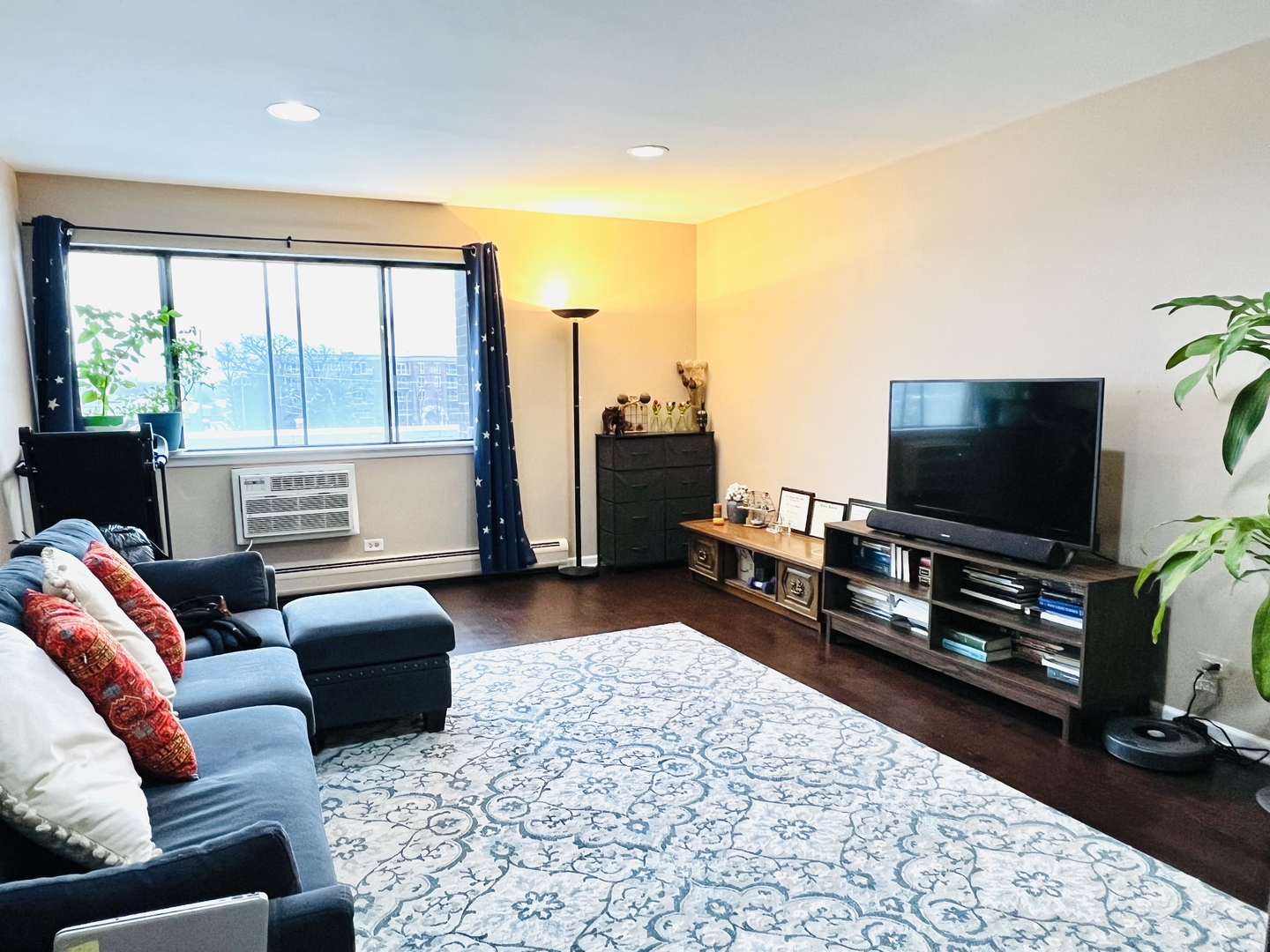 4624 North Commons Drive, Unit 307 Chicago, IL 60656 - Photo 6 of 18 a living room with furniture and a flat screen tv