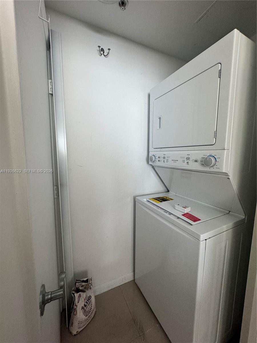 244 Biscayne Boulevard, Unit 1405 Miami, FL 33132 - Photo 6 of 13 a utility room with dryer and washer