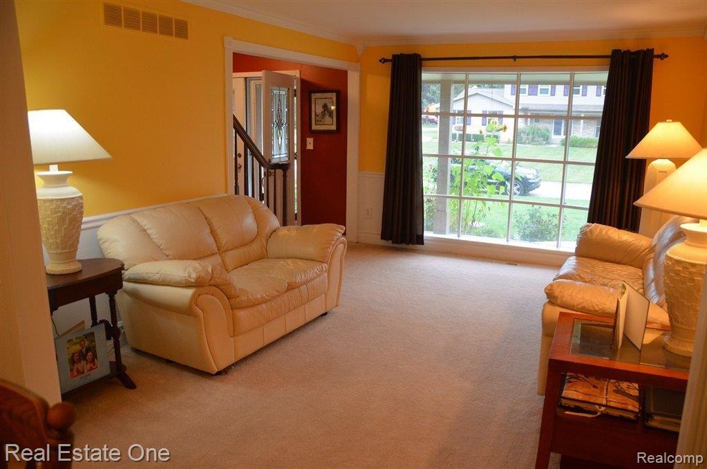 457 Pinehurst Drive Rochester, MI 48309 - Photo 13 of 23 Living room