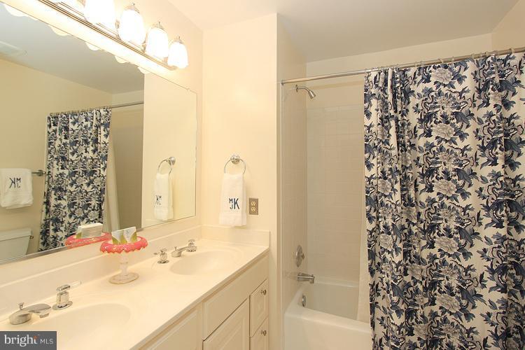 5119 Warren Place Northwest Washington, DC 20016 - Photo 19 of 30 a bathroom with a sink and a bathtub
