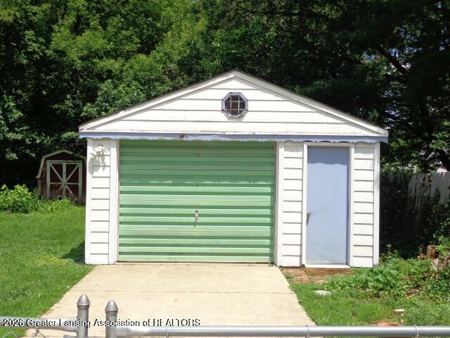 216 West Jolly Road Lansing, MI 48910 - Photo 4 of 24 Garage