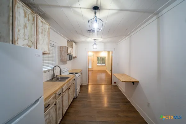 $1,395 | 1006 West North Street, Victoria, TX 77901