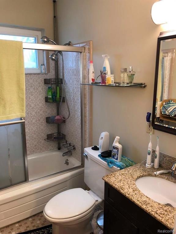 8458 Dale Center Line, MI 48015 - Photo 8 of 30