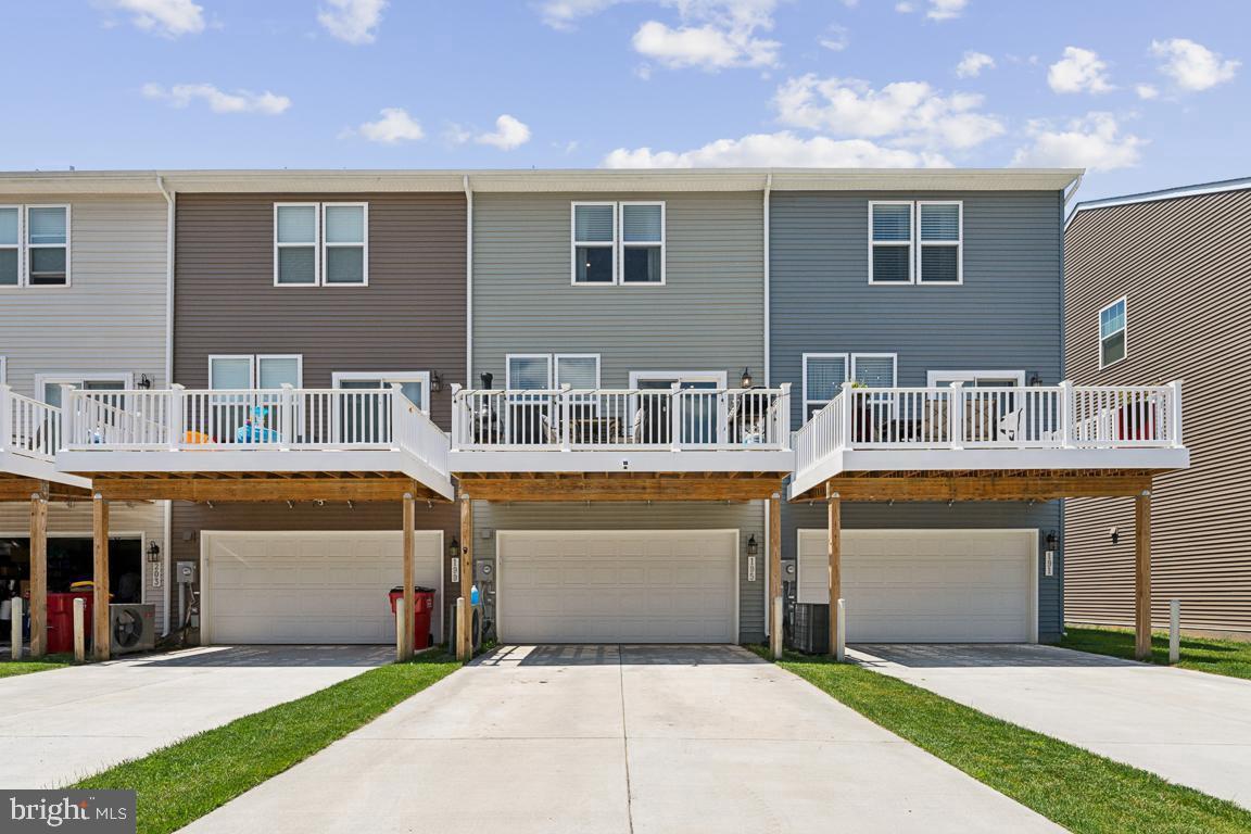 195 Presidents Pointe Avenue Ranson, WV 25438 - Photo 17 of 22 a front view of house with yard