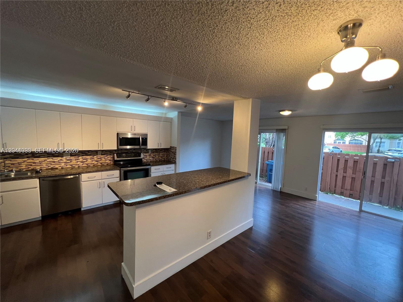 561 Racquet Club Road, Unit 21 Weston, FL 33326 - Photo 4 of 5