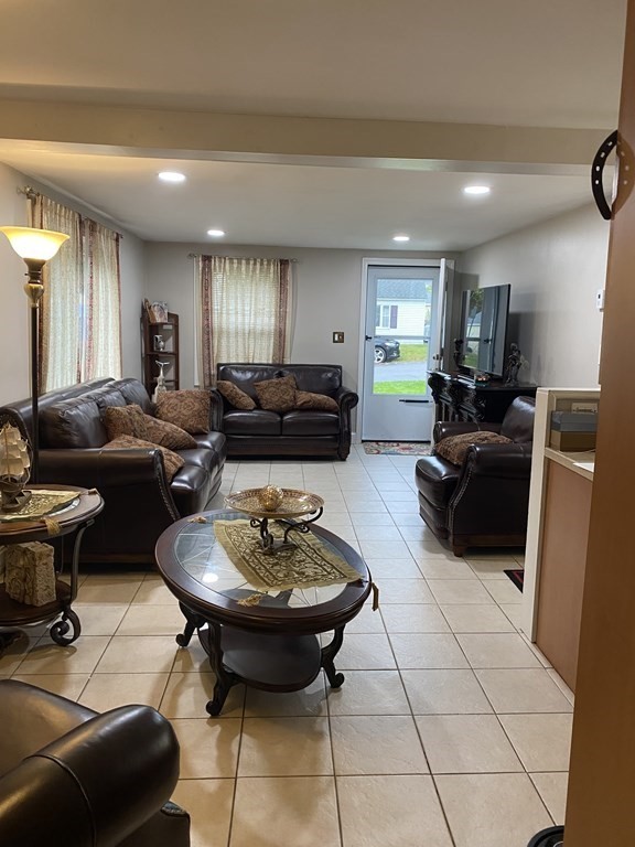 11 Clarendon Road Auburn, MA 01501 - Photo 1 of 14 Gallery Image 1