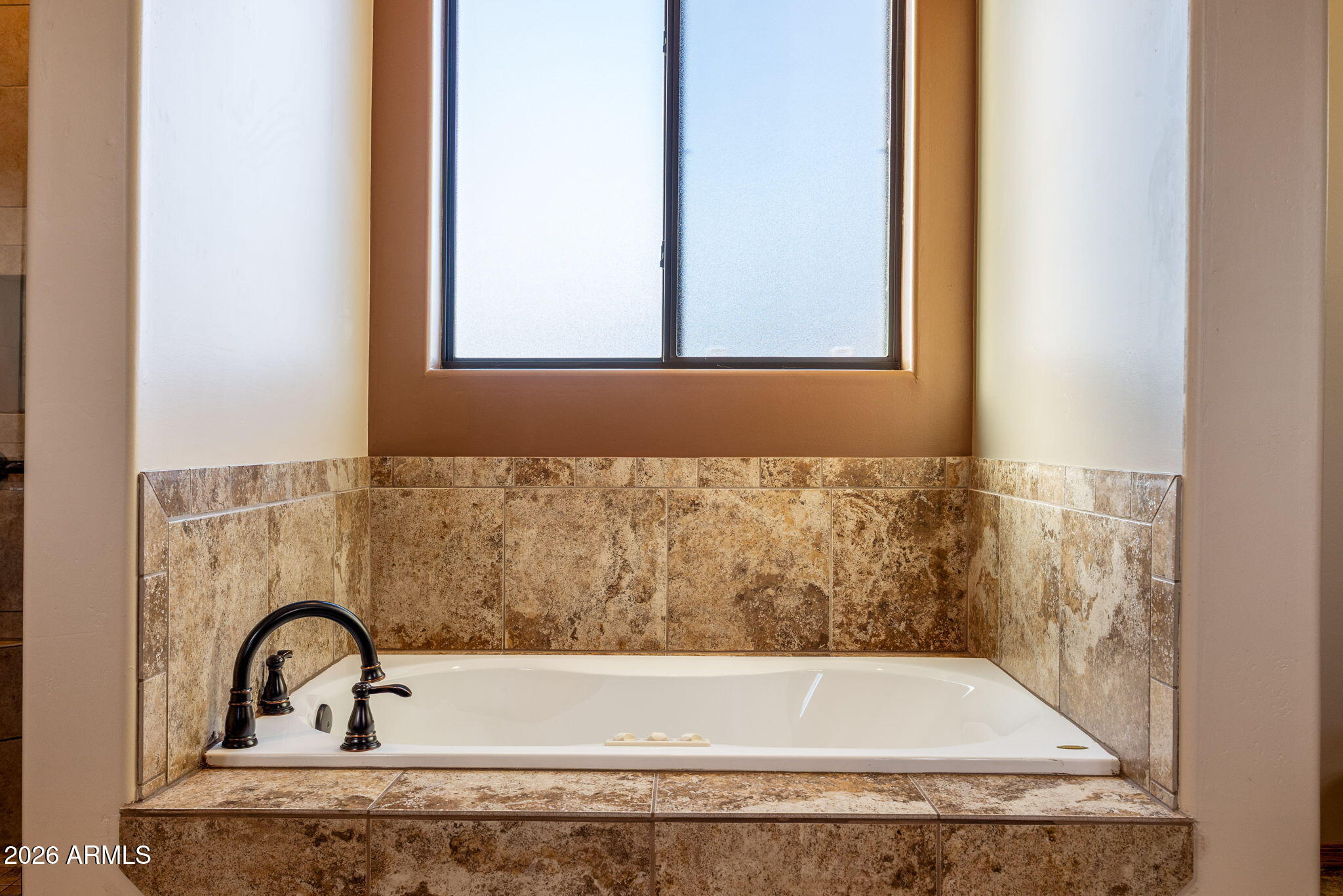 2868 South Meadow Road Heber, AZ 85928 - Photo 23 of 63 a bathroom with a bathtub and mirror