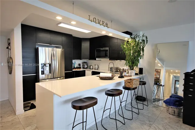 $7,000 | 5151 Collins Avenue, Unit 933, Miami Beach, FL 33140