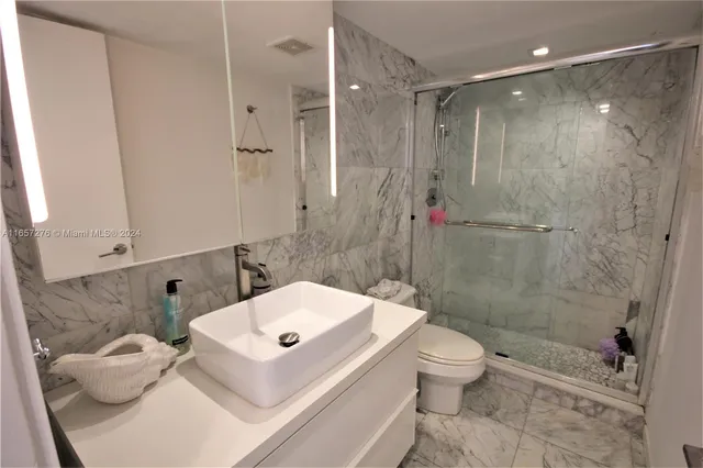 $7,000 | 5151 Collins Avenue, Unit 933, Miami Beach, FL 33140