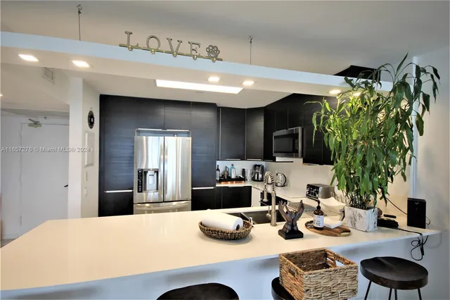 $7,000 | 5151 Collins Avenue, Unit 933, Miami Beach, FL 33140